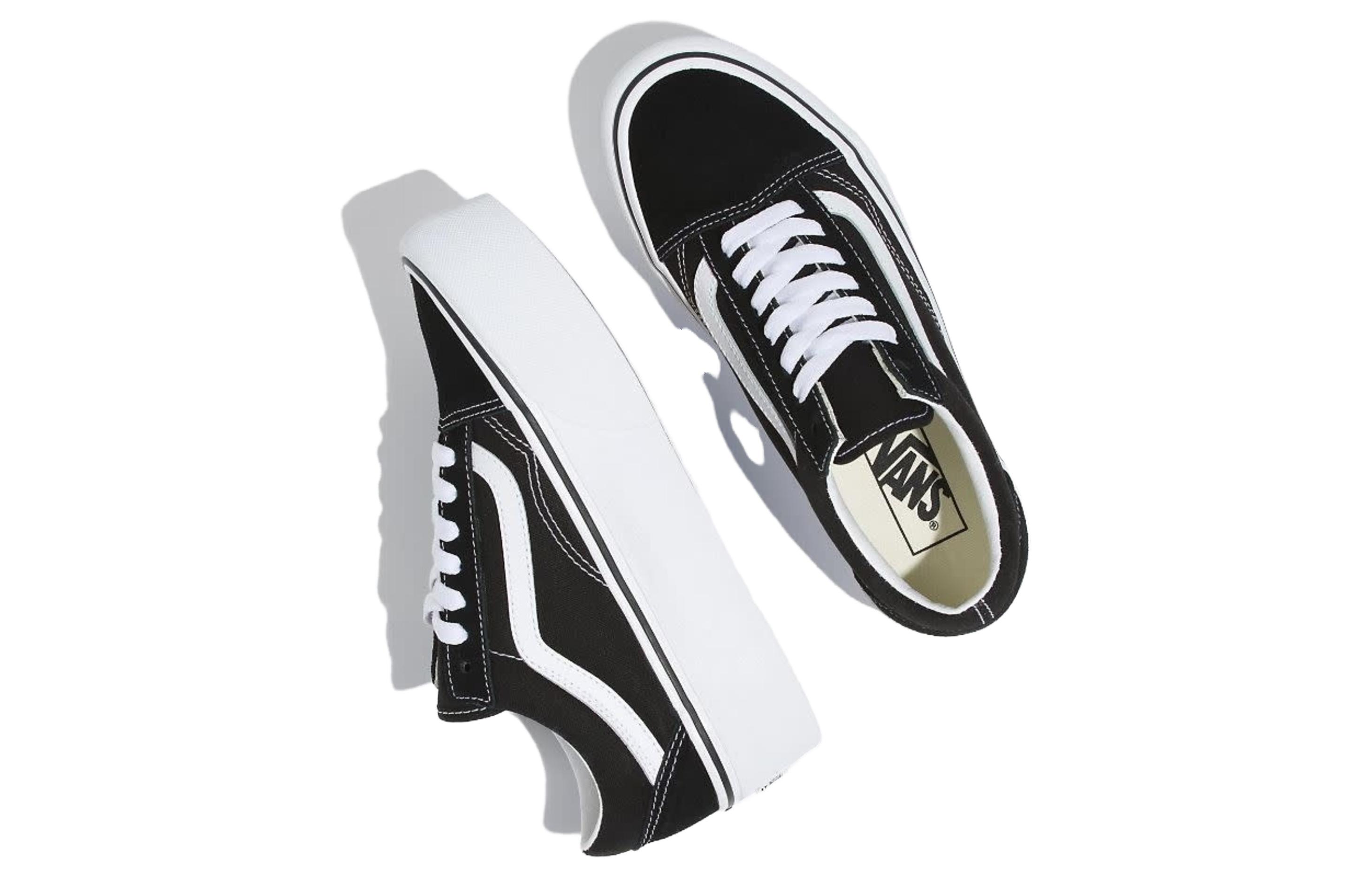 Shop Vans骄傲经典黑色滑板鞋 VN0A7Q2JZGH