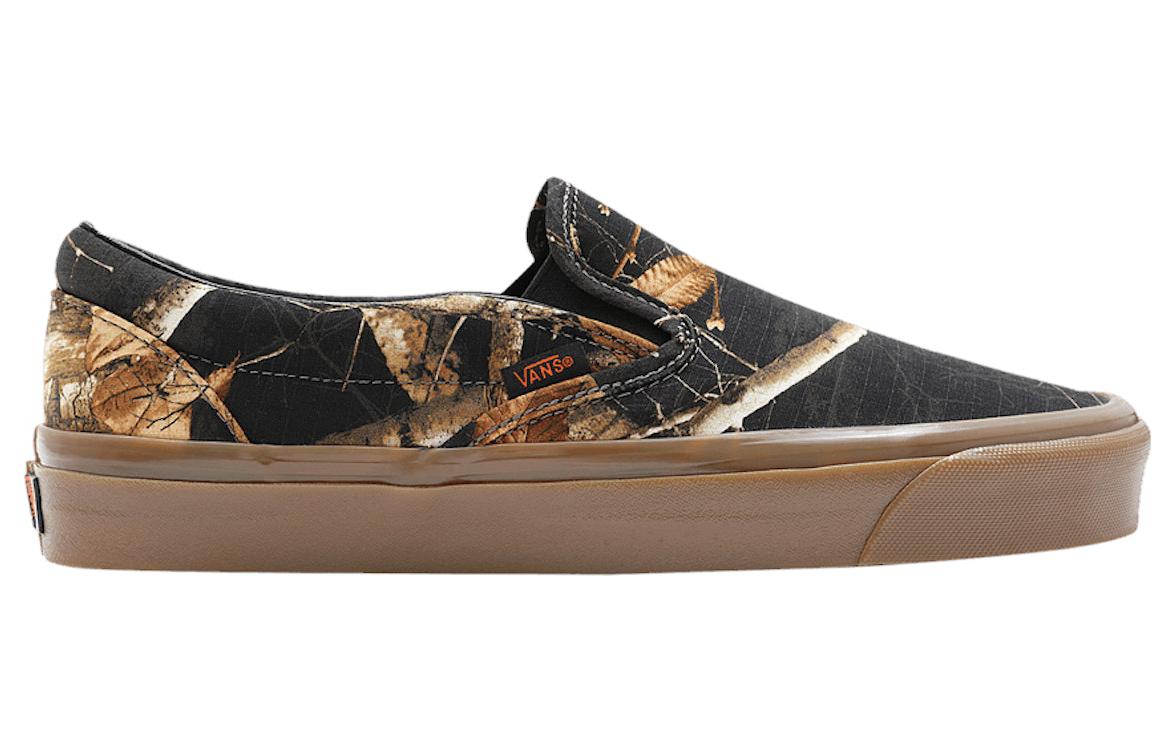 Order Vans Realtree Classic Slip-On 'Hitam Gum' VN0A7Q580QR