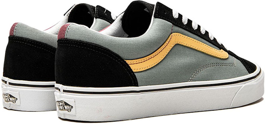 Sepatu Vans Skate 'Hitam Merah'. VN0A54F6B79 Shop Sepatu Vans Skate 'Hitam Merah'. VN0A54F6B79