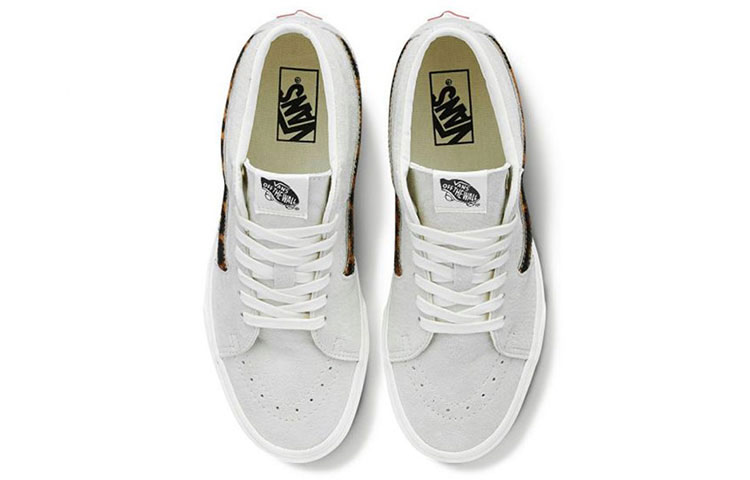 Shop Vans Sk8-Mid 復古中幫休閒帆布鞋 男女同款 白色
