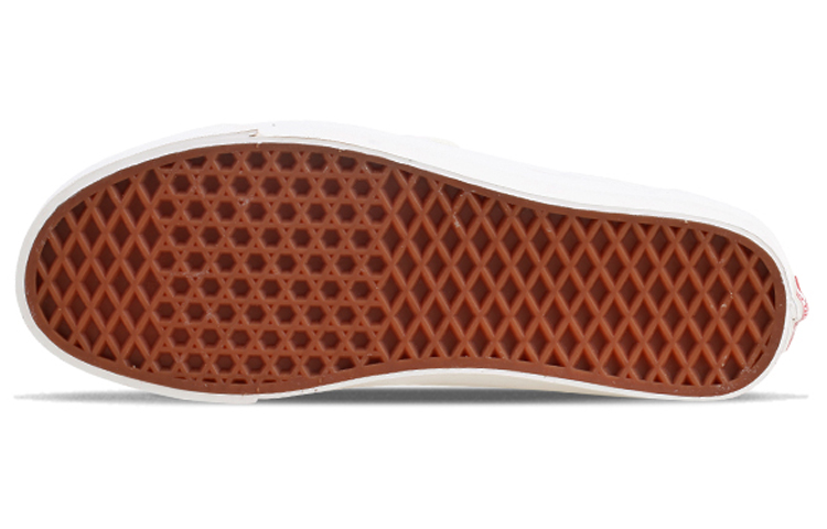 Shop 万斯经典Slip-On 47 V DX“阿纳海姆工厂-红色棋盘格” VN0A3MVARJN