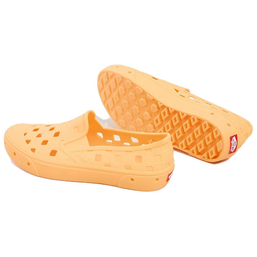 Shop バンズ スリップオン TRK セーフティーオレンジ VN0A5HF887T