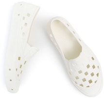Vans Slip-On Trk 運動洞洞涼鞋 男女同款 白 Shop Vans Slip-On Trk 運動洞洞涼鞋 男女同款 白
