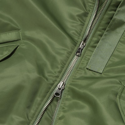 Vans Tokyo Design Collective Chaqueta Bomber MA-1 Verde Bronce Unisex FW24. VN000FSKZY4 Shop Vans Tokyo Design Collective Chaqueta Bomber MA-1 Verde Bronce Unisex FW24. VN000FSKZY4