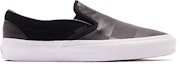 Order Vans U Classic Slip-on Hitam VN0A4U382P9