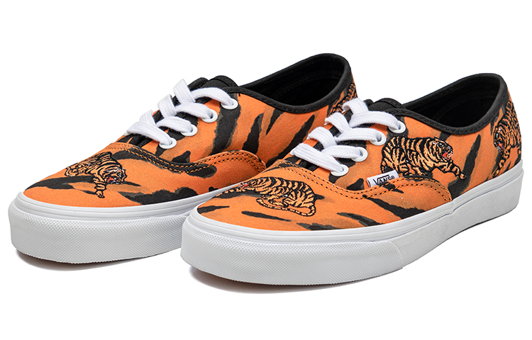 Shop Vans オーセンティック ローカット 黒/オレンジ VN0A5KRDORA