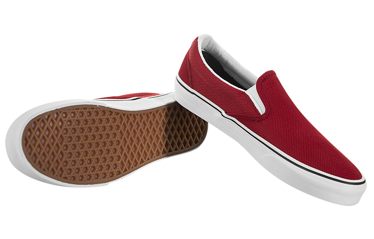 Shop Vans经典红色男女款一脚蹬帆布鞋 VN0A38F7VMK