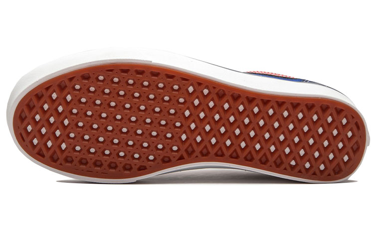 Shop バンズ コンフィクッシュ オールドスクール (青/赤) VN0A3WMA1RP