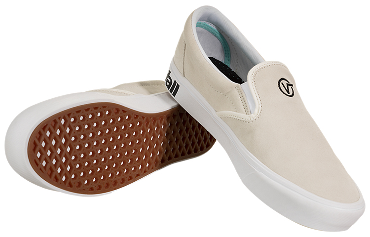 Shop ヴァンズ コンフィクッシュ スリッポン (白) VN0A3WMDVX7