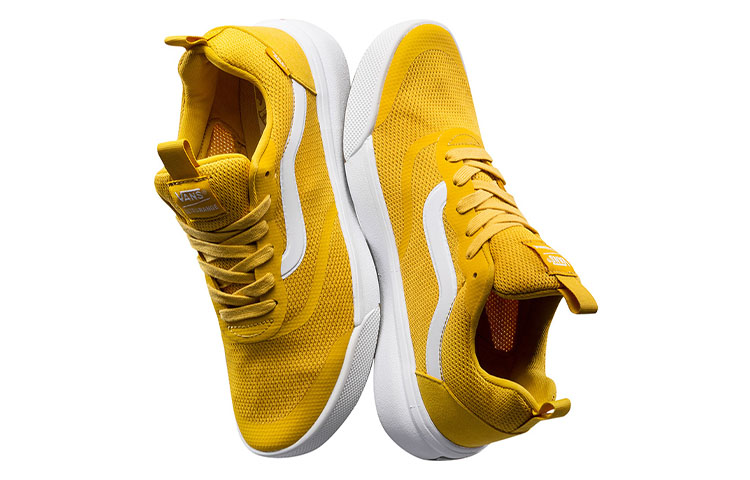 Shop Vans UltraRange Rapidweld 低筒休閒板鞋 男女同款 黃