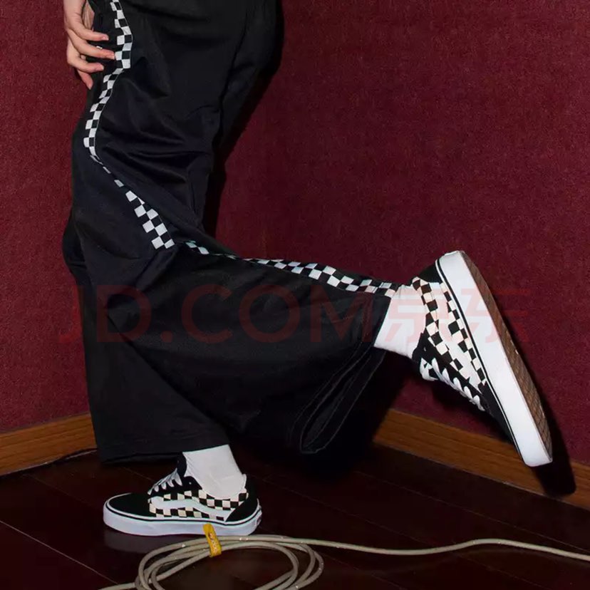 Order Vans Ward 'Papan Catur Hitam & Putih' CN8009-001