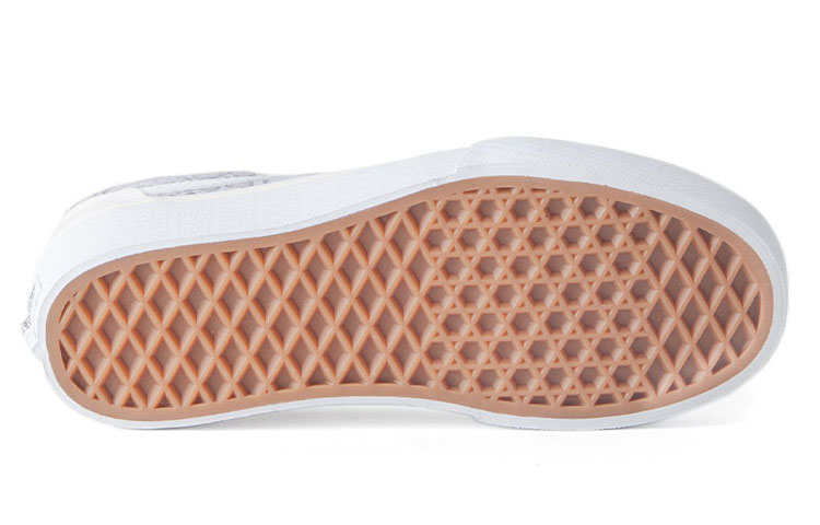 Shop Vans Ward 增高低帮白色运动鞋 VN0A3TLCA3R