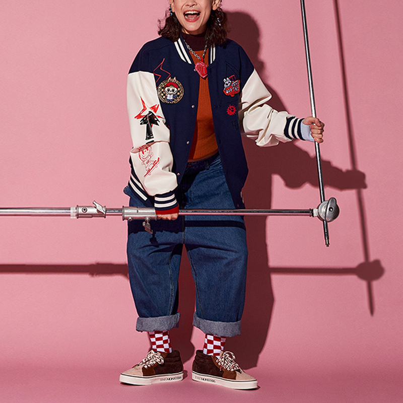 Lookbook Vans x THE MONSTERS Jaket Oversize Lengan Panjang Unisex Motif Kartun Navy. VN000JFBLKZ