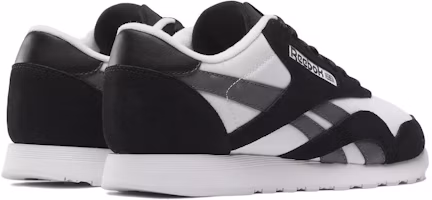 Shop VeeFriends x Reebok 經典尼龍「負責任螞蟻組合 - 白色」100033808