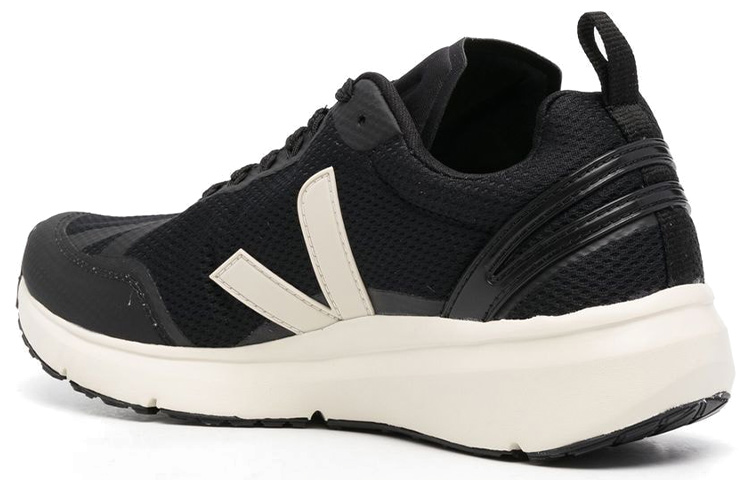 Shop VEJA Alveomesh 低筒綁帶運動休閒鞋 黑色