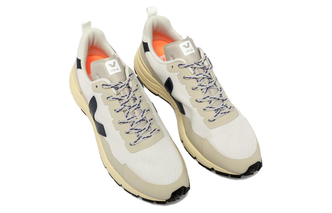 Shop VEJA Dekkan 低筒 運動休閒鞋 男女同款 米白色