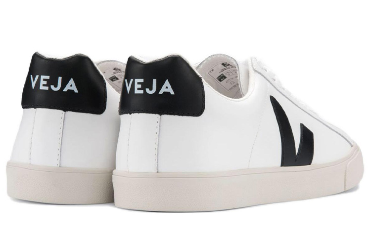 Shop VEJA Esplar 皮革素材 標誌 低筒休閒運動板鞋 黑白 共款#送禮首選