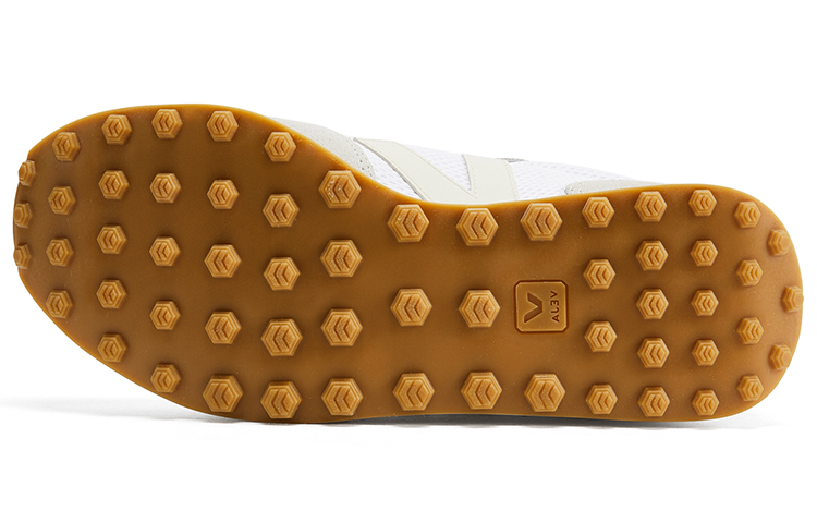 Shop VEJA Rio Branco Alveomesh '白色 Pierre 自然' RB012382