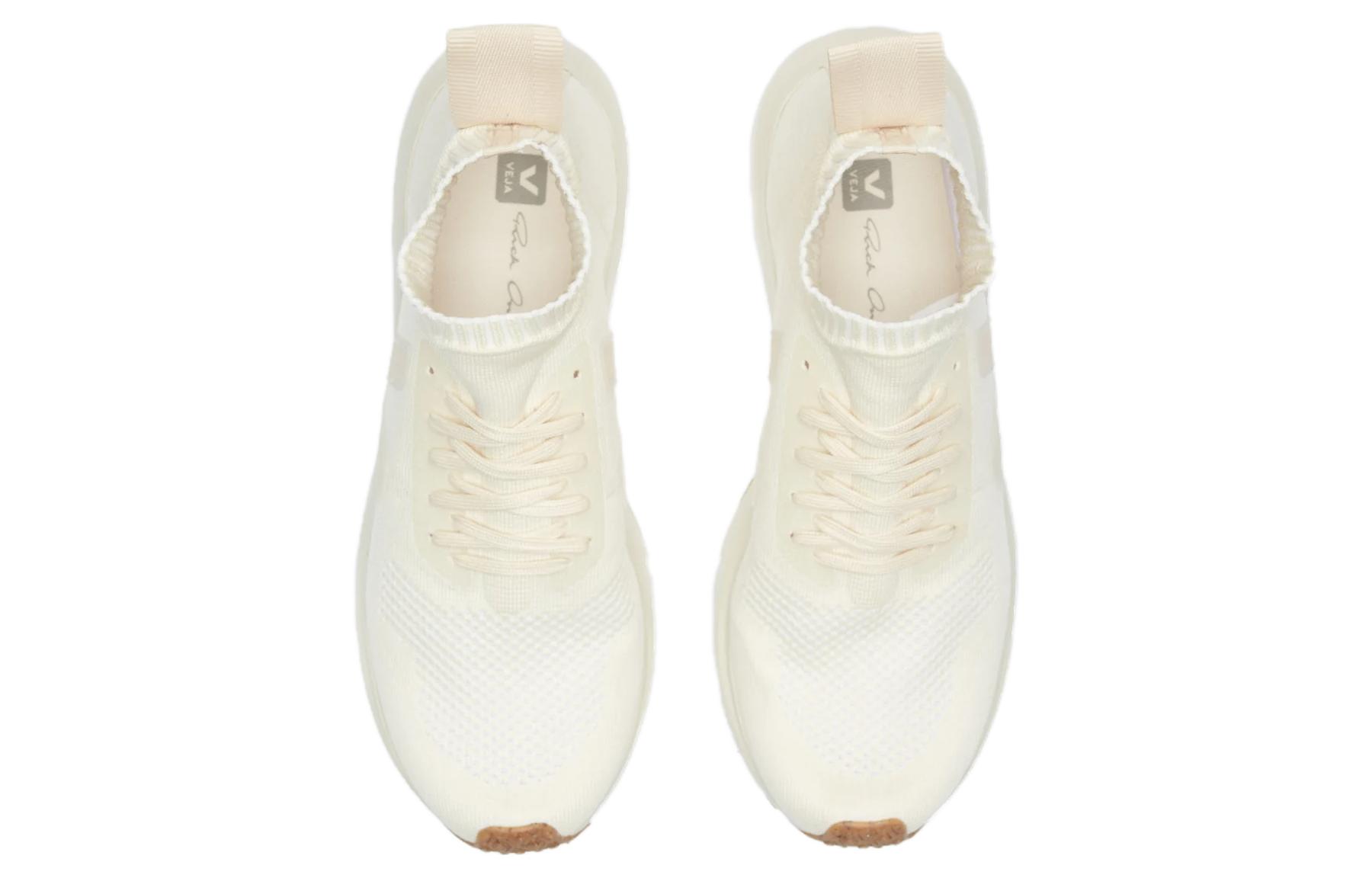 Lookbook VEJA Runner Mid V-Knit x Rick Owens 'Butter' dalam warna Krim. OT102454