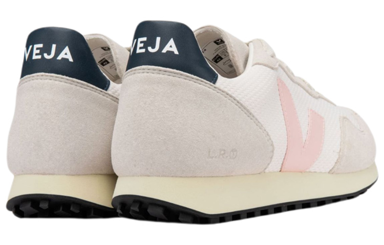 Shop VEJA Alveo 時尚運動休閒鞋 女款 灰粉