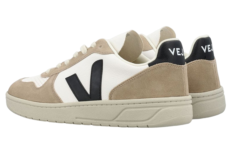 Shop VEJA V-10 Chromefree 皮革‘白色黑色撒哈拉’VX0503138