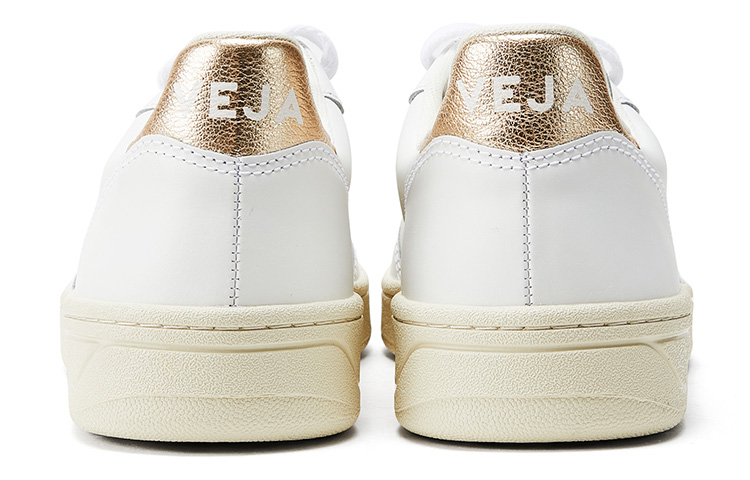 Lookbook VEJA V-10 Vetersneakers ''Wit Goud'' VX022490