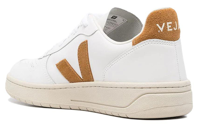 Lookbook VEJA V-10 Kulit 'Putih Unta' VX0202652