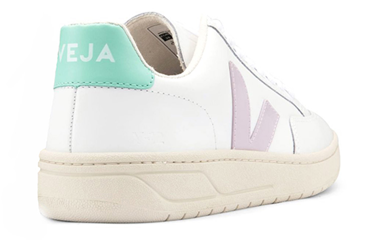 Shop VEJA V-12 'Estampado de Letras' XD022154-W