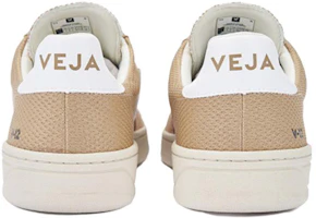 Shop VEJA V-12 系帶低筒時尚板鞋 土黃色
