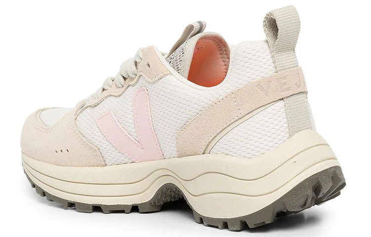 Lookbook VEJA Venturi Baskets en Daim à Lacets ''Beige Blanc Rose'' VT0102831