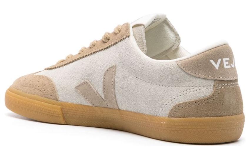 Shop VEJA Volley Natural Sahara VO0303635B
