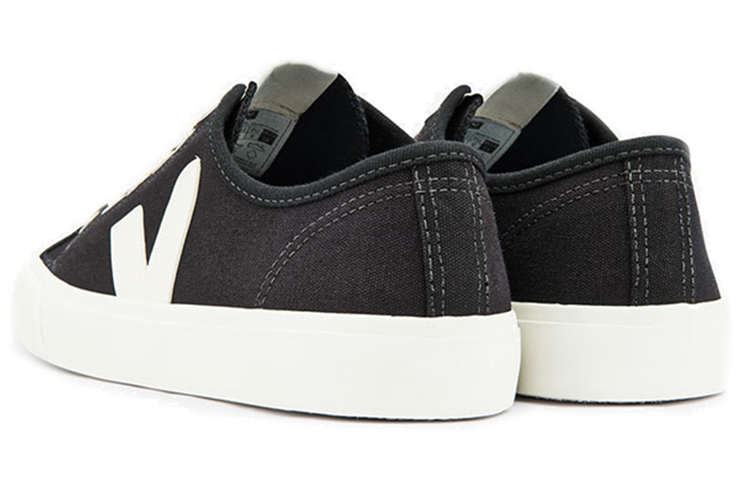 Shop VEJA WATA ブラックキャンバス WT011347