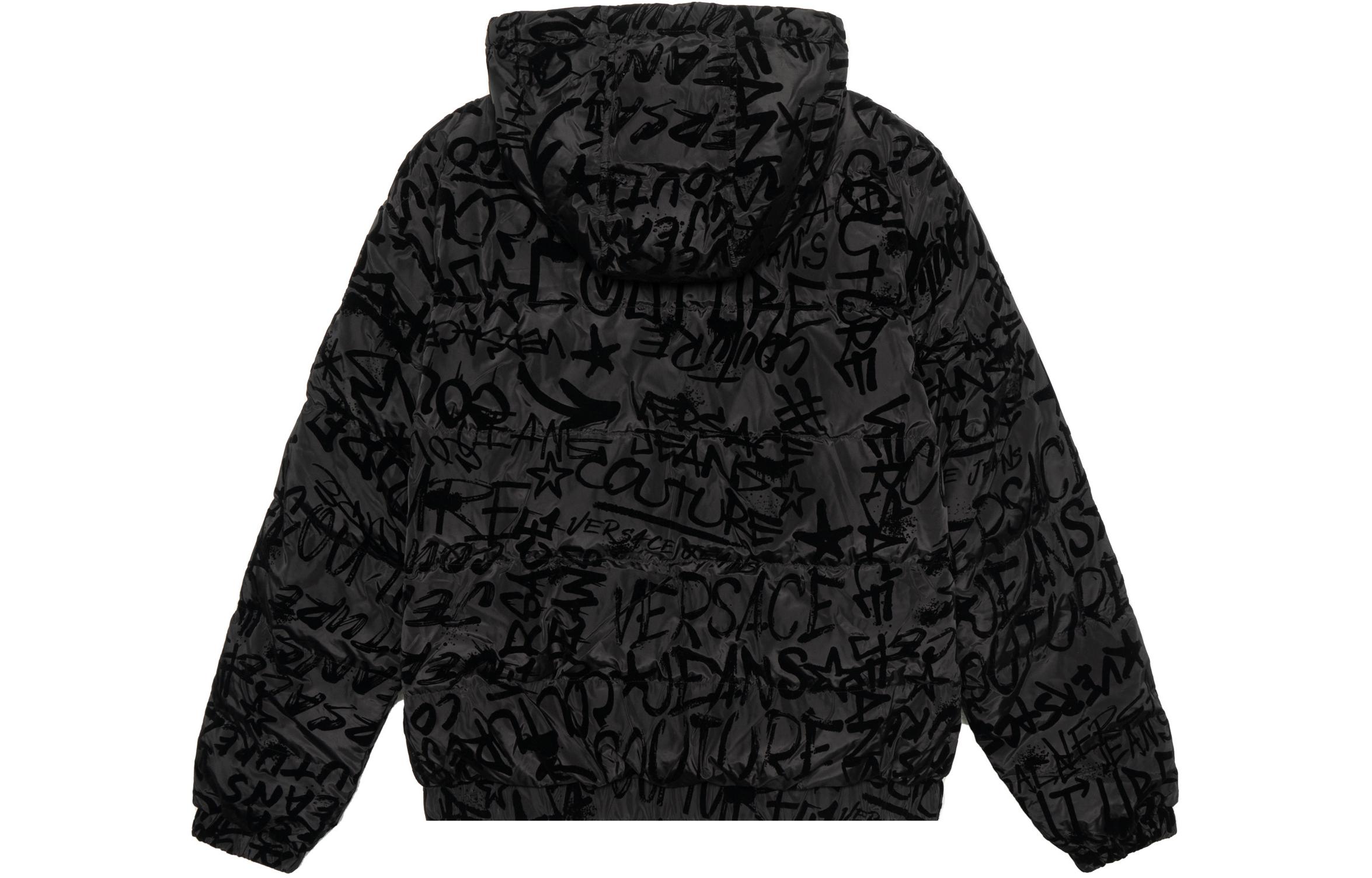 Lookbook VERSACE 黑色拼接徽標印花連帽拉鍊羽絨外套. E75GAUD02-ECQD74-E899
