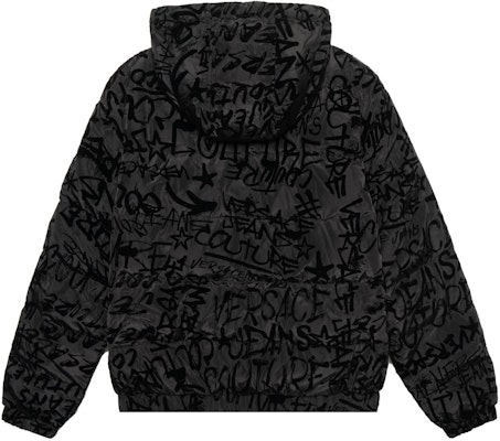 VERSACE 黑色拼接徽標印花連帽拉鍊羽絨外套. E75GAUD02-ECQD74-E899 Lookbook VERSACE 黑色拼接徽標印花連帽拉鍊羽絨外套. E75GAUD02-ECQD74-E899