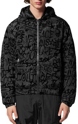 VERSACE 黑色拼接徽標印花連帽拉鍊羽絨外套. E75GAUD02-ECQD74-E899 Shop VERSACE 黑色拼接徽標印花連帽拉鍊羽絨外套. E75GAUD02-ECQD74-E899