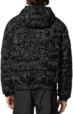 VERSACE 黑色拼接徽標印花連帽拉鍊羽絨外套. E75GAUD02-ECQD74-E899 Purchase VERSACE 黑色拼接徽標印花連帽拉鍊羽絨外套. E75GAUD02-ECQD74-E899