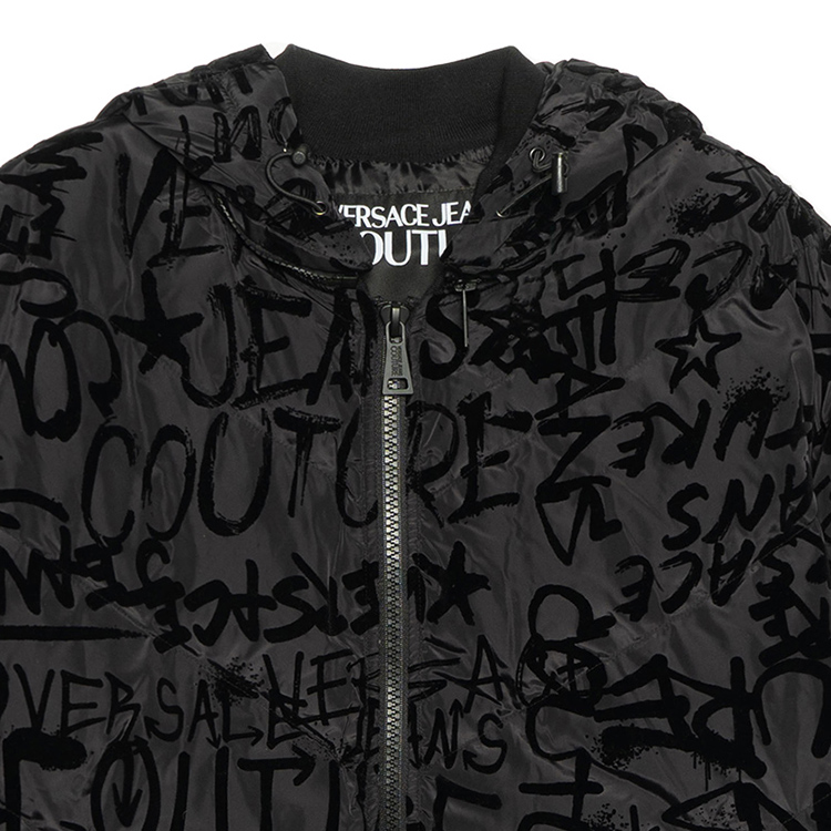 Sizing VERSACE 黑色拼接徽標印花連帽拉鍊羽絨外套. E75GAUD02-ECQD74-E899