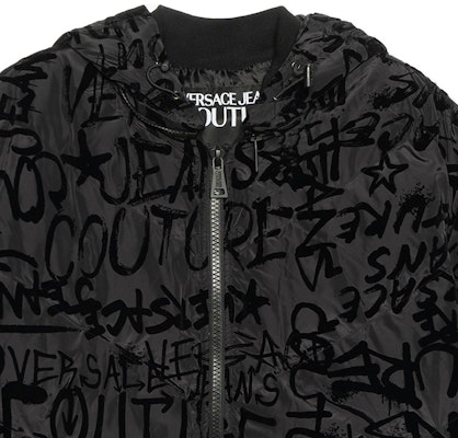 VERSACE 黑色拼接徽標印花連帽拉鍊羽絨外套. E75GAUD02-ECQD74-E899 Sizing VERSACE 黑色拼接徽標印花連帽拉鍊羽絨外套. E75GAUD02-ECQD74-E899