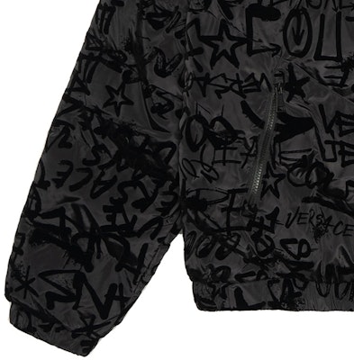 VERSACE 黑色拼接徽標印花連帽拉鍊羽絨外套. E75GAUD02-ECQD74-E899 Cheap VERSACE 黑色拼接徽標印花連帽拉鍊羽絨外套. E75GAUD02-ECQD74-E899