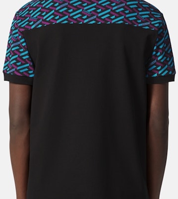 VERSACE Polo Negro de Algodón con Panel Estampado y Cierre de 3 Botones. 1006934-1A04920-5G320 Sizing VERSACE Polo Negro de Algodón con Panel Estampado y Cierre de 3 Botones. 1006934-1A04920-5G320