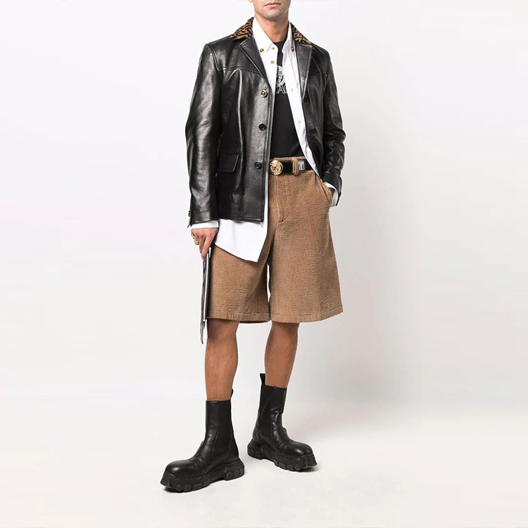 Shop VERSACE 黑色圓領標誌印花短袖T恤 10039061-A02800-1B000