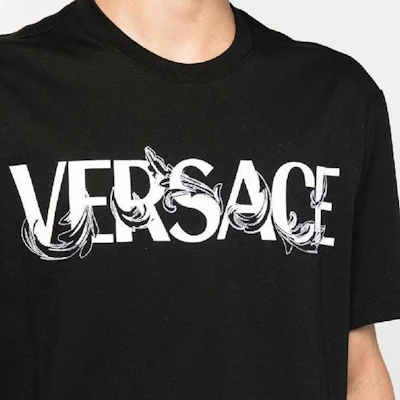 VERSACE Camiseta Negra de Manga Corta con Diseño de Letras Estampadas 1006974-1A04949-1B000 Details for VERSACE Camiseta Negra de Manga Corta con Diseño de Letras Estampadas 1006974-1A04949-1B000
