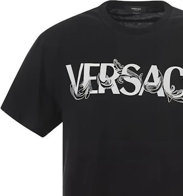 VERSACE Camiseta Negra de Manga Corta con Diseño de Letras Estampadas 1006974-1A04949-1B000 Sizing VERSACE Camiseta Negra de Manga Corta con Diseño de Letras Estampadas 1006974-1A04949-1B000