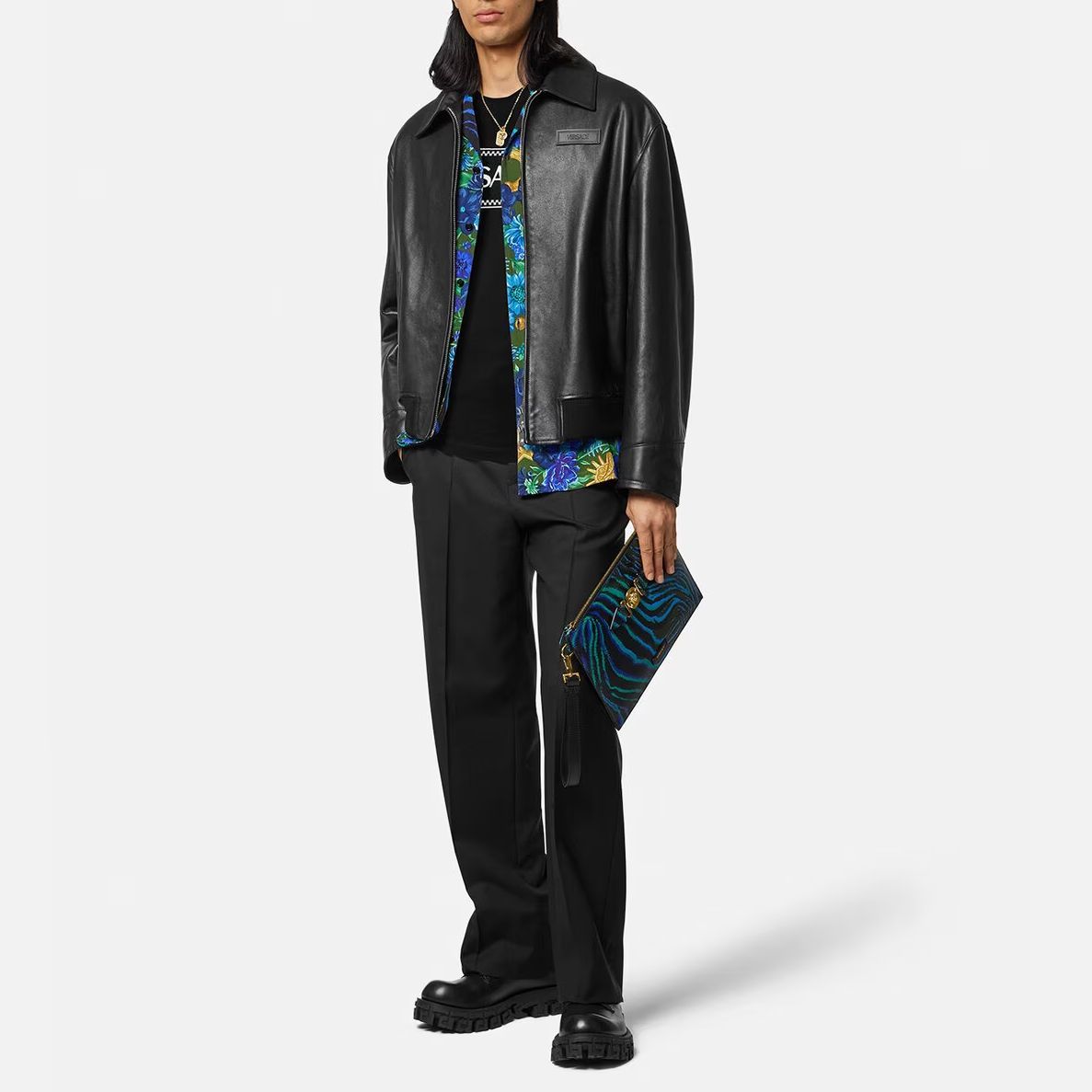 Versace  Black Crewneck T-Shirt with Embroidered Logo Patch 1011694-1A08584-1B000 圖 3