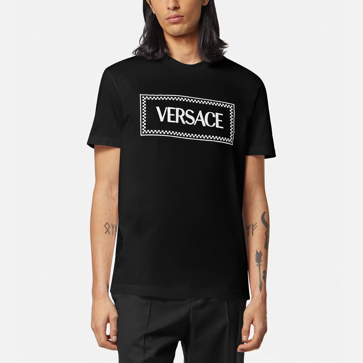 Versace  Black Crewneck T-Shirt with Embroidered Logo Patch 1011694-1A08584-1B000 圖 4