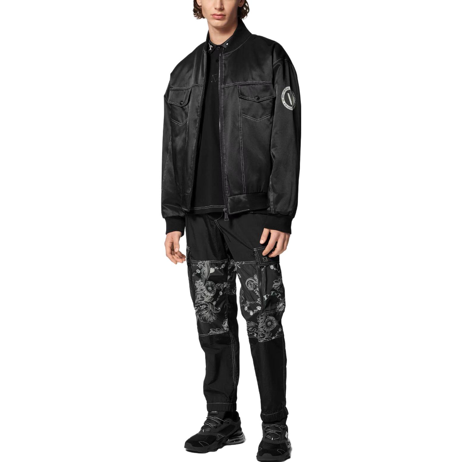 Lookbook VERSACE Pantalones Cargo Sueltos Negros con Estampado Floral y Cremallera. E75GAAD11-ECQS70-E899