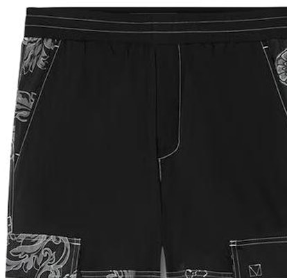 VERSACE Pantalones Cargo Sueltos Negros con Estampado Floral y Cremallera. E75GAAD11-ECQS70-E899 Details for VERSACE Pantalones Cargo Sueltos Negros con Estampado Floral y Cremallera. E75GAAD11-ECQS70-E899