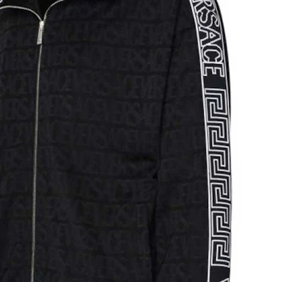 范思哲 黑色满印Logo拉链夹克 1010685-1A07748-1B000 Sizing 范思哲 黑色满印Logo拉链夹克 1010685-1A07748-1B000
