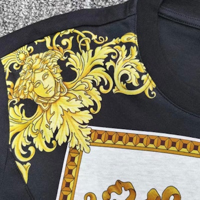 VERSACE 黑色圖案印花圓領休閒短袖T恤 1012174-1A08822-5B070 Shop VERSACE 黑色圖案印花圓領休閒短袖T恤 1012174-1A08822-5B070