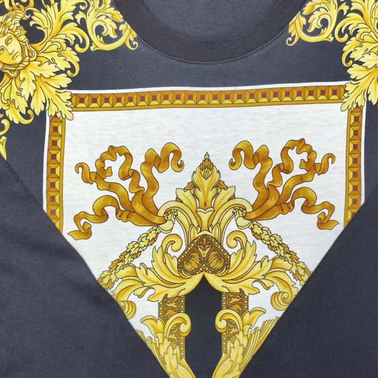 VERSACE  Black Graphic Print Crewneck Casual Short Sleeve T-Shirt 1012174-1A08822-5B070 圖 6